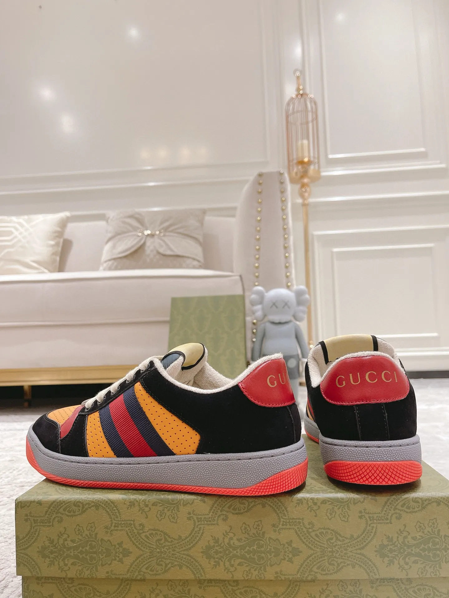 Ex-factory price: 540💰 GUCCI Gucci's newly upgraded back cover lining, top-notch old dirty shoes, classic casual sports shoes for couples, retro sneakers and old G family dirty shoes, updated at the counter simultaneously! ①The shoe upper has the same water-based edge coating process as the original version⚠️The ordinary oil edges on the market have a strong glue feel and are easy to fall off! Grade A first-layer nubuck leather (with pores)/matching computer embroidered double G cloth, high-density terry velvet lining. ② A PVC transparent small round mark sealing line is added to the details of the midsole. The mold is opened six times and the jewelry craftsmanship is used to customize the two-color double G buckle, striving to be the same as the original version. A pair of buttons is more than three times more expensive than ordinary buckles on the market. ③An old two-color washable label, the chip is placed on the outer waist of the right foot, the entire shoe is completely hollowed out with rubber technology, TUP material (rubber to distinguish the market) with the latest green packaging from the counter, 3D printed handbag, and a pair of shoelaces. There is no pressure when entering and exiting the counter. You can buy a 1:1 accurate replica of the original version and modify and upgrade it repeatedly. The details are perfectly restored, the materials are all customized, and they are truly top-notch. Please look at the details clearly to identify the quality. Upper: First-layer frosted cowhide/embroidered double G cloth. Lining: original high-density velvet lining. Foot pads: original pearlescent sheepskin. Outsole: private molded vacuum TPU material. Packaging: original top-grade full set packaging at the counter. Shoe size: women's size 35-40, men's size 39-44 (men's size 38, 45🉑️customized, non-returnable)
